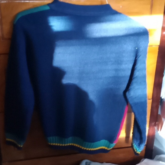 Boys size 4 cardigan witg 3 buttons - Picture 2 of 2